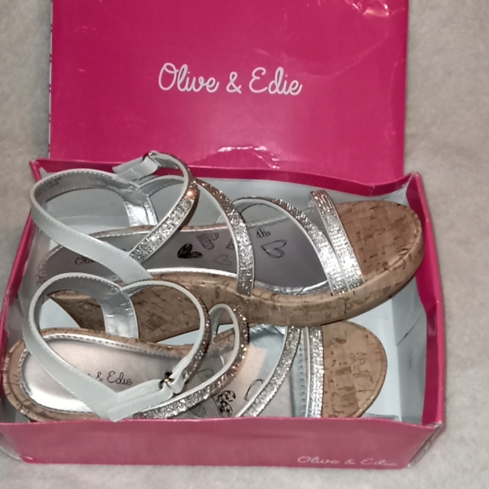 ELLISA WEDGE size 6 Youth Medium Olive & Eddie